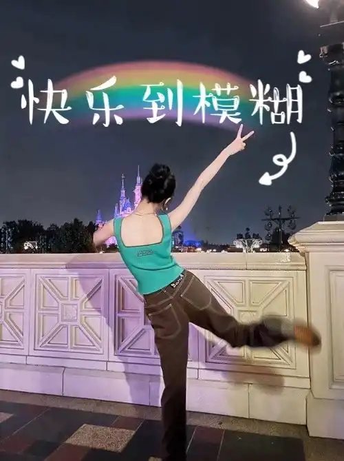 迪丽热巴晒迪士尼游玩plog坐旋转木马玩泡泡机开心十足