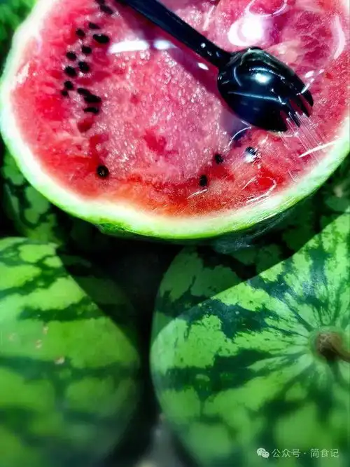 夏天,吃西瓜讲究多牢记3吃3不碰,不管年纪多大,都要注意新鲜水果甜度蔬菜果菜类西瓜属网易订阅