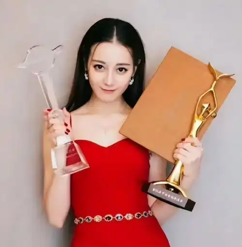 同样是黄景瑜的绯闻对象,把热巴和王雨馨放在一起,差距就出来了