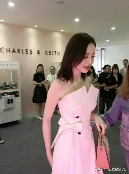 古力娜扎真人长啥样看了路人抓拍的生图,这身材过于真实了