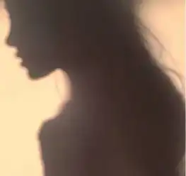 那女孩还爱他