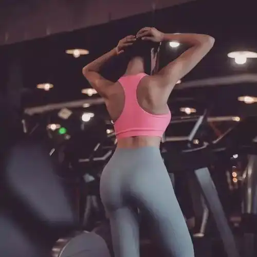 谁说女孩就得瘦她就美得辣又野