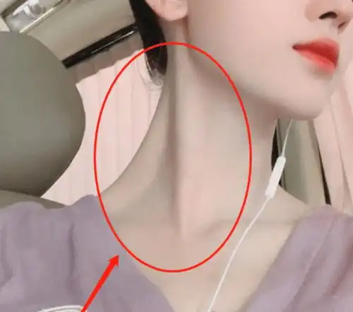 鞠婧祎玩自拍,看清她仰拍角度的照片后,才懂天鹅颈有多优越