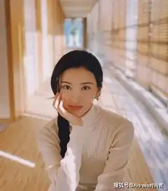 景甜麻花辫造型甜倒众人,高领毛衣搭配开衫针织衫,清新又减龄