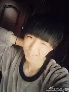王俊凯的手上为什么经常戴着一个手链就是一个黑绳子上面好像有四个球应该是代表着四叶草吧看图片
