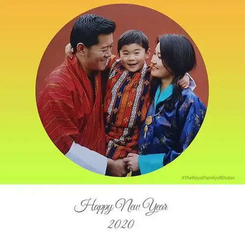 不丹王室新年全家福出炉啦3岁小王子占c位,王后挺大肚美如少女