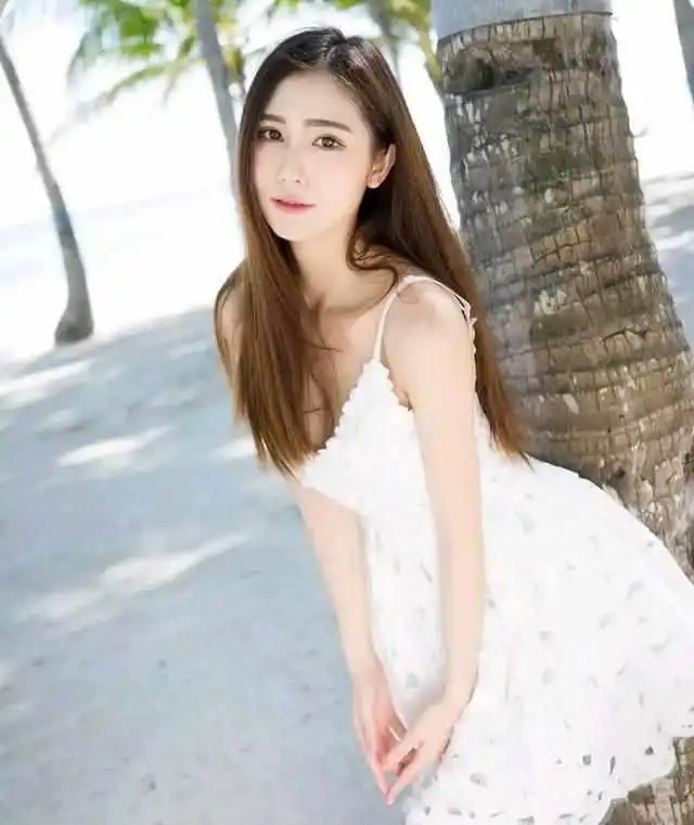 街拍穿白色连衣短裙的小姐姐,性感的腿型和红色凉鞋吸睛