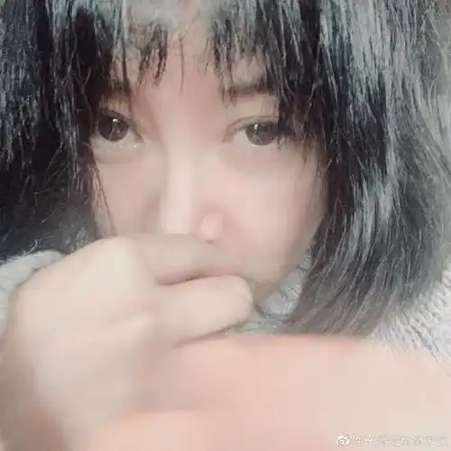 51岁许晴近照曝光皮肤白嫩对镜嘟嘴少女感十足