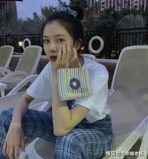 宋妍霏的私服穿搭酷炫而又亮眼,每一套造型,都能让人变成大长腿