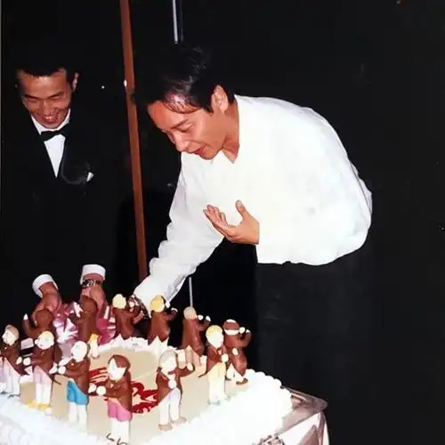 众星发文缅怀张国荣,唐鹤德深夜晒照三字让人泪目,袁咏仪感伤