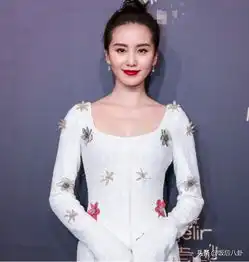 娜扎热巴红毯拼身材,刘诗诗优雅大方,蔡徐坤暴露抢镜气场很高冷