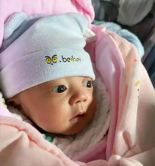 10年丈夫从家门口抱回一弃婴,孩子长大后像丈夫,妻子要求做dna