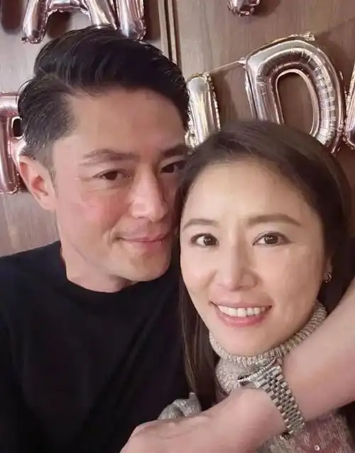 林心如泳装照上热搜,皮肤白皙紧致,贴脸镜头素颜不像48岁