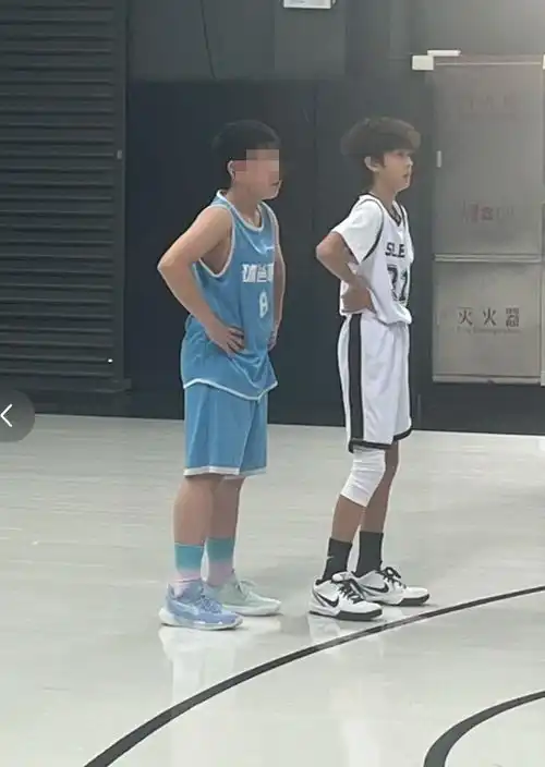 邓超孙俪儿子近照曝光,12岁等等腿和胳膊一般细,瘦成竹竿引担忧
