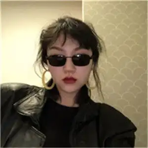 高冷戴墨镜的女生头像,戴着眼镜看起来很有风度