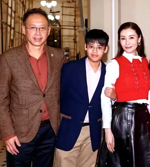 李嘉欣12岁儿子晒自拍照,打扮成熟长胡子,就像一夜长成了20岁