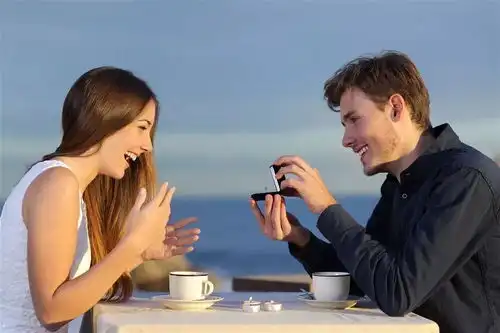 这些时候,女人最容易对男人感到动心,把握好机会吧