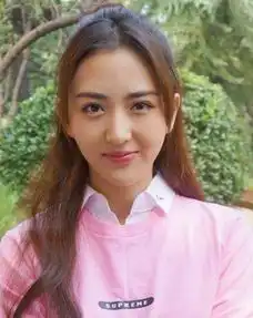 她曾是杨幂的小助理,因长相娇艳被导演相中,与杨幂平起平坐