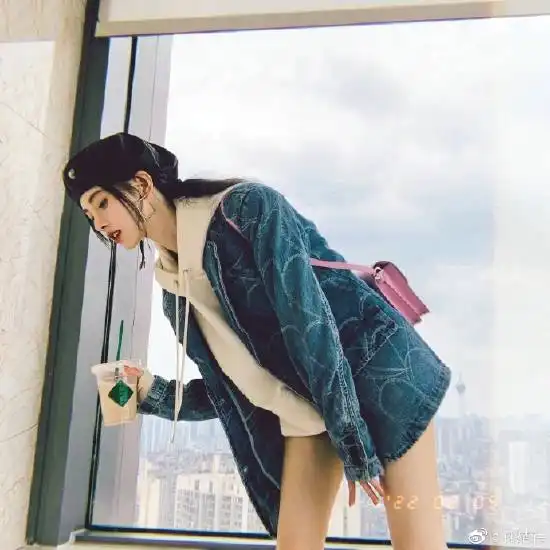 鞠婧祎晒新年对镜自拍牛仔外套搭贝雷帽休闲文艺