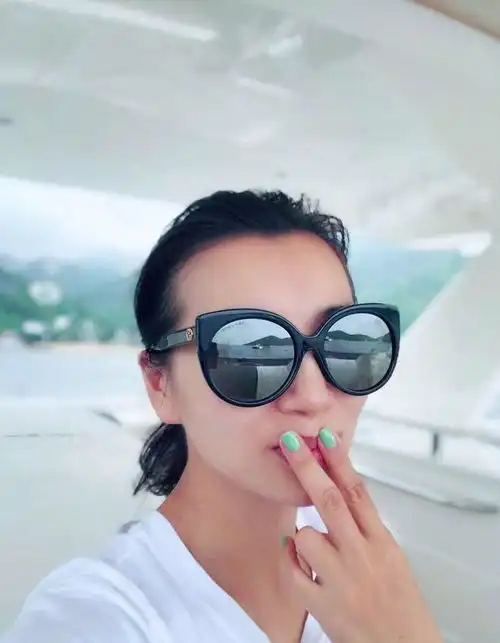 魅力陈好海边度假,网上素颜造型,只是发际线略短