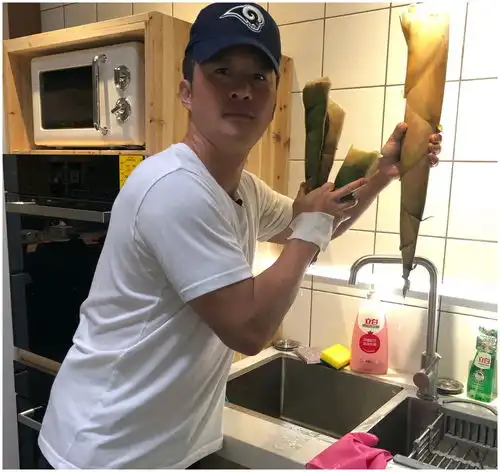 吴京妻子桡骨粉碎骨折,还坚持主持节目