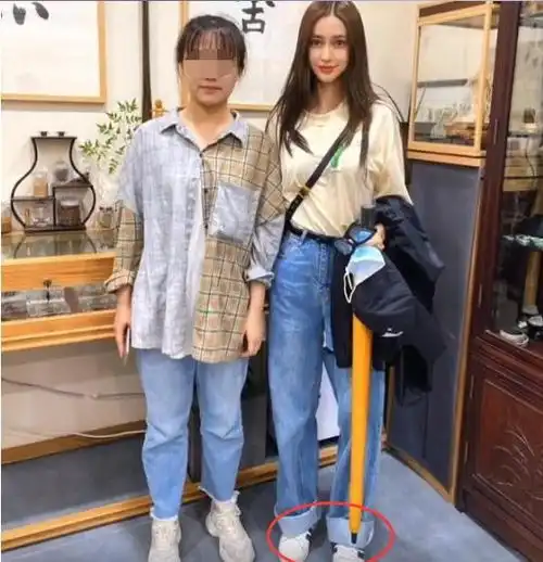 网友普陀山偶遇杨颖,同框合照高出一截,网友踮脚还有内增高