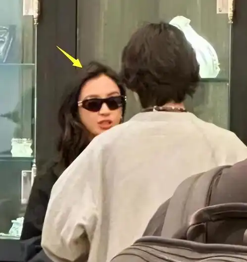 angelababy日本被偶遇,一身名牌超5万,撇孩子频繁出国引争议