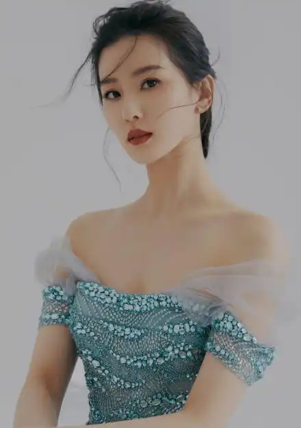 红毯比美宋茜黑色抹胸前凸后翘,刘诗诗美艳,张雨绮超级深v