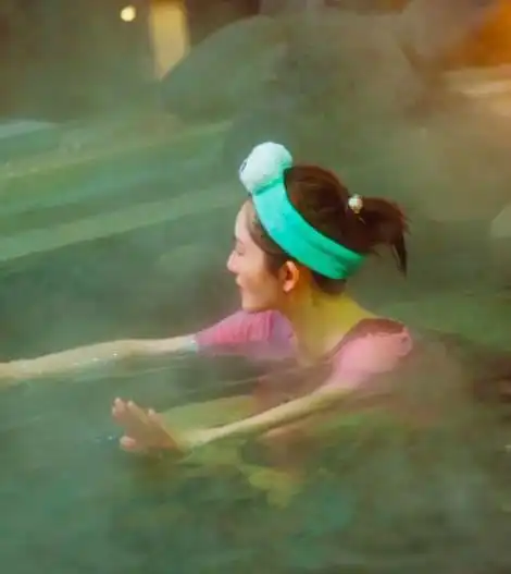 谢娜泡温泉素颜婉约超美,看到温泉池的名字哈哈大笑变豪放派