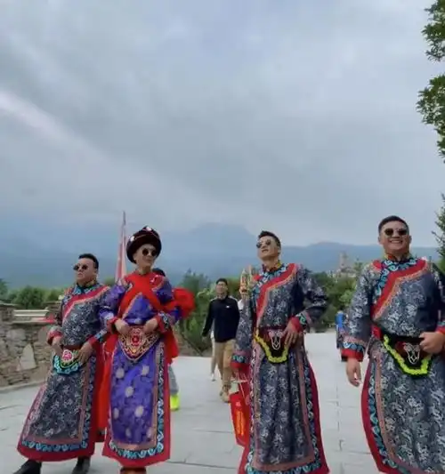百万粉网红民族婚礼引热议现场气派人山人海,爱妻美艳气质出众