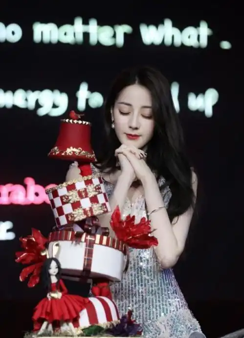 找遍迪丽热巴生日会造型对比图,她是怎么做到每件都赢过模特的