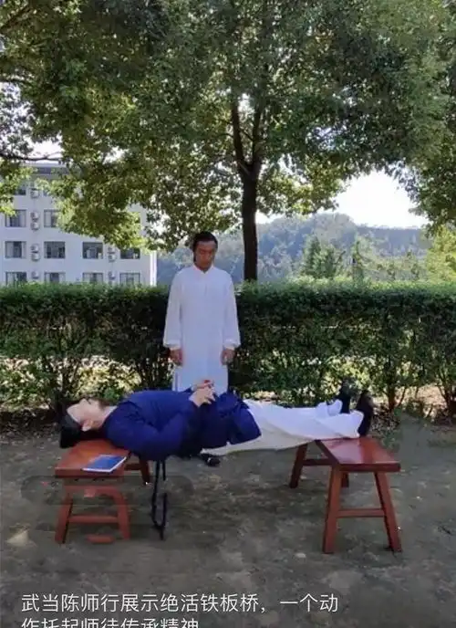 武当道长陈师行展示铁板桥功夫却犯众怒杂技而已,上擂台就挺尸
