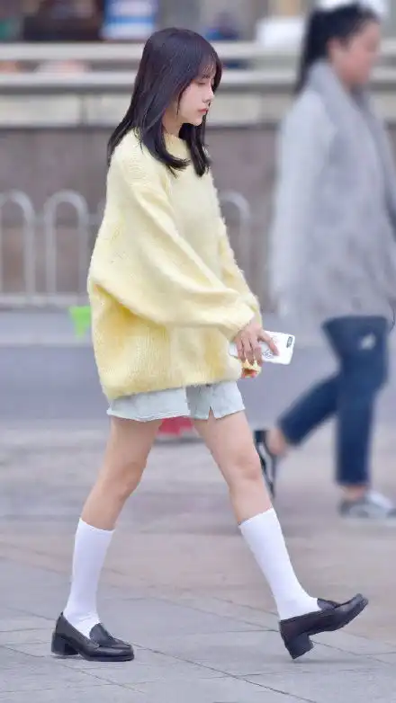 秋季不想放弃jk制服裙那就试试用这3款上衣搭,女生照着穿美翻了