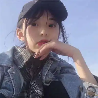 妹子,你俩是第一次坐小木筏吧,快别嘚瑟了,小心掉水里