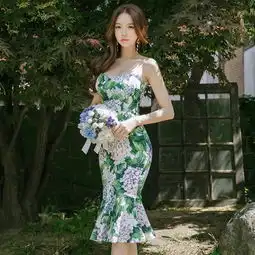 街拍靓丽闪耀的连衣裙美女,展现女性的甜美,绽放时尚光彩