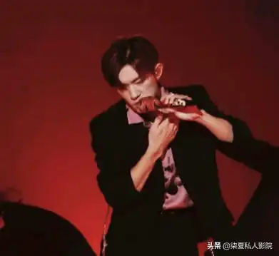 易烊千玺成功拿下第十三个代言,成为tfboys中发展最好的