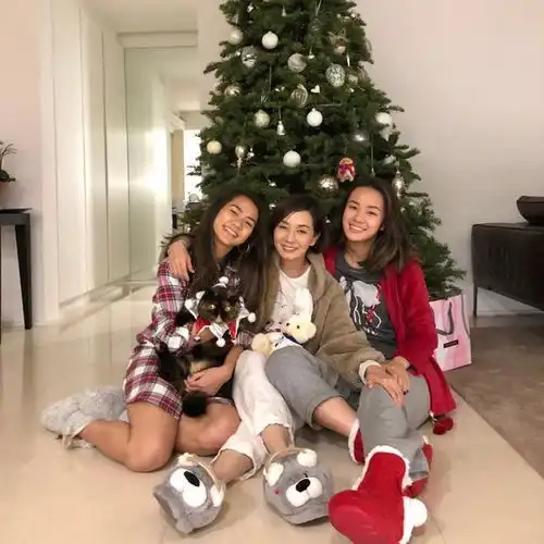 毛舜筠升级当岳母,女儿穿低胸婚纱好漂亮,网友替张国荣感到可惜