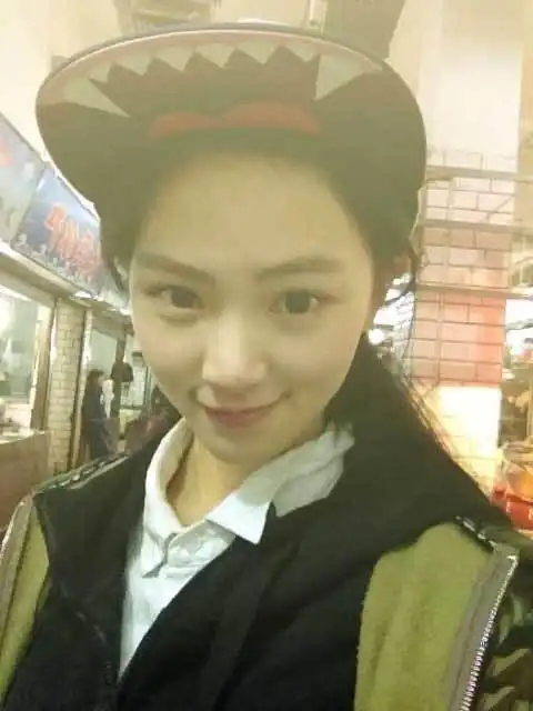高清武大甜美校花黄灿灿清纯扮相引人眼球