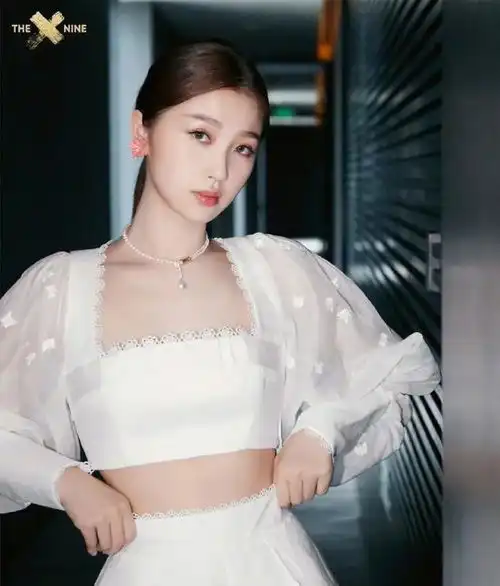 被虞书欣惊艳到了,穿泡泡袖透纱衫配短裙,身材姣好美成小公主