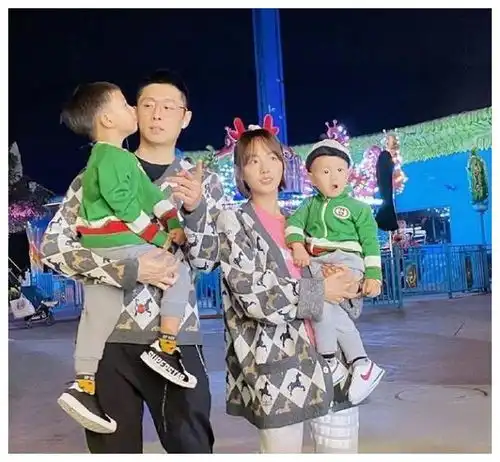 张嘉倪买超晒全家福,一家四口幸福同框,颜值超高画面温馨