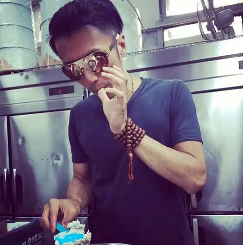 王菲在对面谢霆锋晒自拍耍帅,眼尖的网友知道他是在秀恩爱