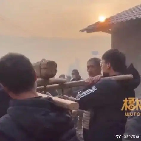 老人去世00后担起重任帮抬棺老人过世装棺哭第一次抬棺一定要抬老人