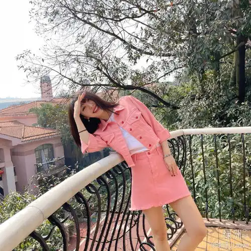 李菲儿清纯甜美似学生妹,笑容灿烂迷人,身材颜值不输baby