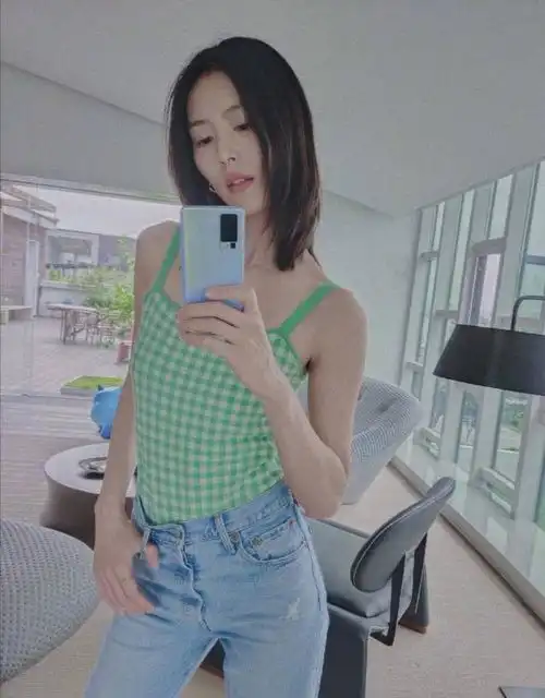 刘雯堪比零号身材,穿最小码吊带秀出直角肩,没有了秀场照样时髦