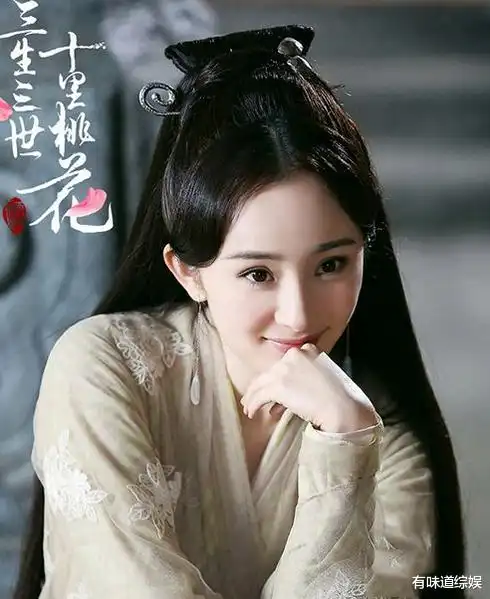 15年前,有谁注意到刘亦菲身后打伞的小女孩,如今火得一塌糊涂