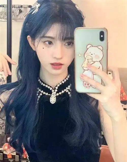 鞠婧祎晒蓝发自拍,肤白貌美女团风,对镜wink甜度满分