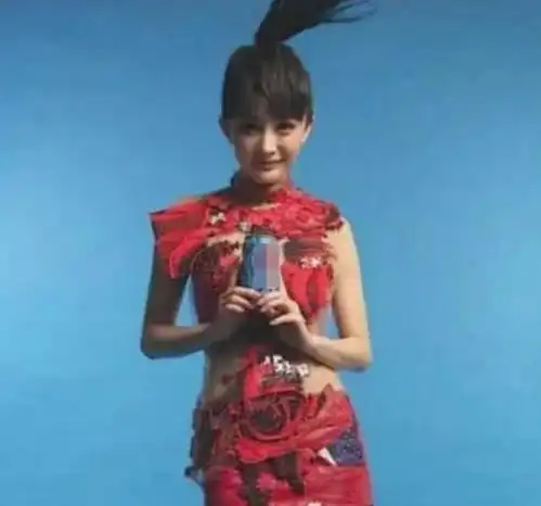 杨幂刚出道时有多撩人看到她18岁拍的广告,身材完美的展现出来