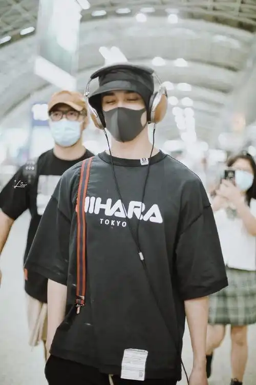 吴磊灰色连帽卫衣搭配同色系棒球帽,舒适又休闲,尽显阳光少年范