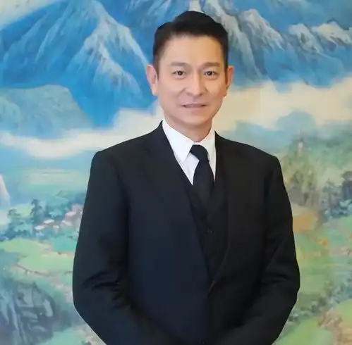 央视镜头下反应太真实吴京坐姿被批不得体,张译紧张到双手抓脸
