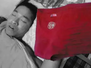 请将图片除大红裤衩子以外部分都调整成黑白色,谢谢大神